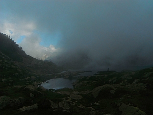 Meditation im Gebirge ist ausgeliefert sein am Wetter